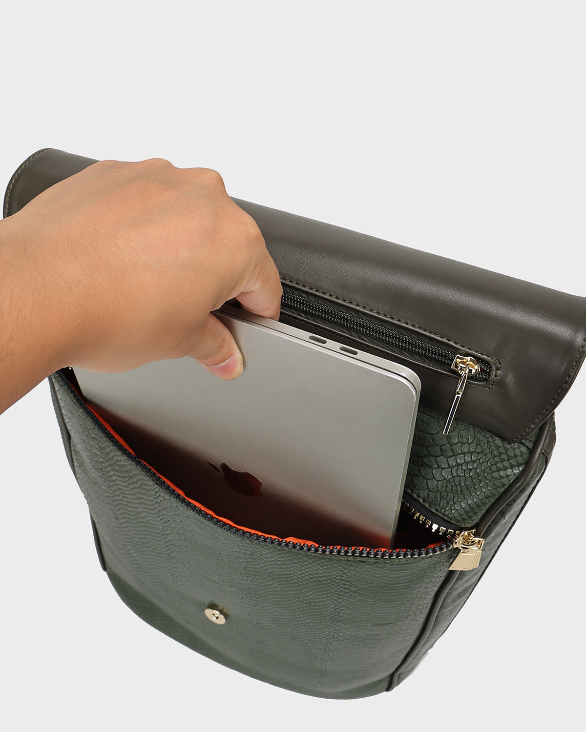 Signature Weekender Travel Set in Olive