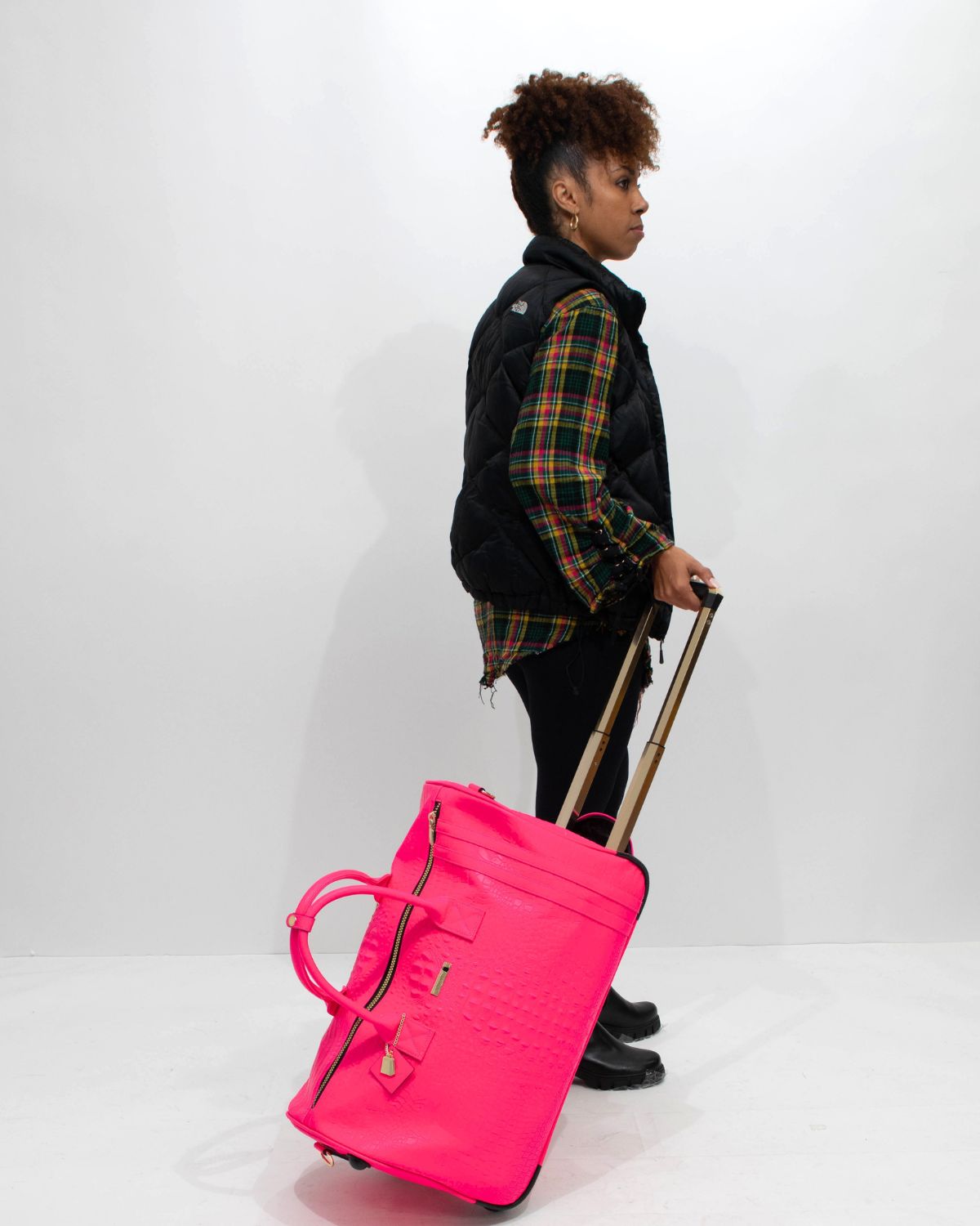 Statement Traveler Rolling Duffle in Neon Pink – Tote&Carry